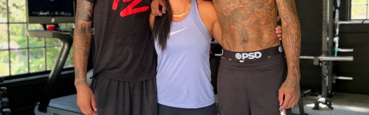 这核心力！健身教练晒杰伦-格林高难度训练 金鸡独立双手提举杠铃