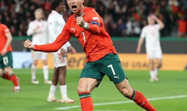 开云平台中国-C罗怼记者：提了问题请看着我，别盯着电脑