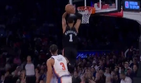 开云首页入口-一飞冲天！文班虚晃点起唐斯 滑翔双手暴扣虐筐