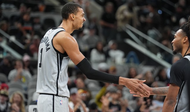 开云平台中国-米奇：文班移动&amp;防守站位都很好 他看起来状态很不错