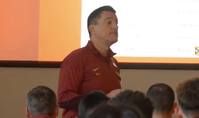 东体：安东尼奥训练前训话6分半，甚至亲自示范脚下动作